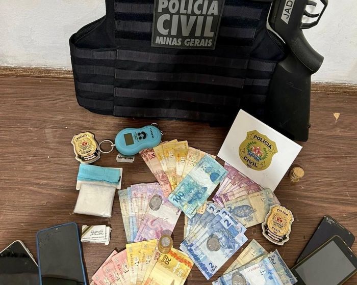 Durante a operação, a polícia apreendeu mais de R$ 500,00 em dinheiro, duas balanças de precisão, embalagens plásticas, porção de maconha, quatro telefones celulares, uma espingarda de chumbo e dois cigarros eletrônicos.