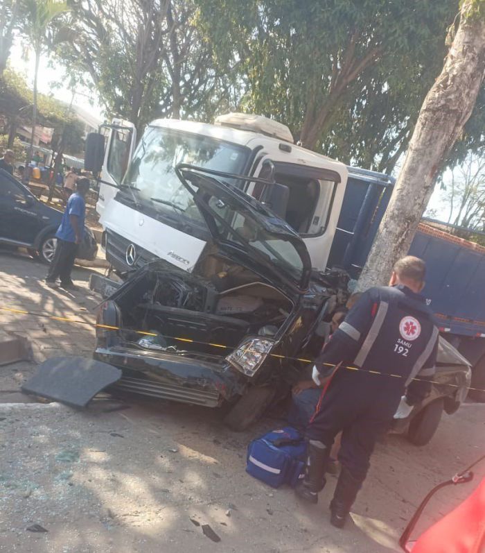 Carro foi prensado contra árvore 
