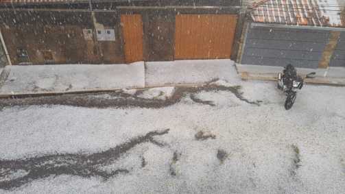 Veja fotos de chuva com granizo na Grande BH