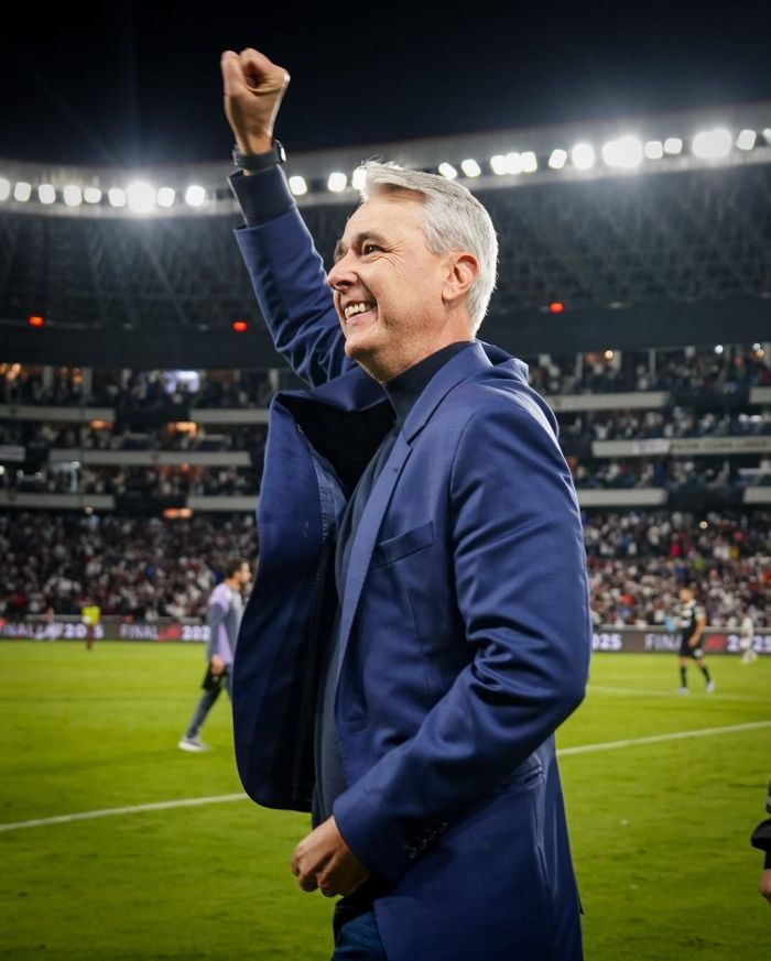 Tiago Nunes, técnico brasileiro, é o comandante da LDU