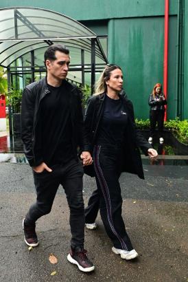 Lizi Benites no velorio de JP Mantovani no Cemitério Gethsemani Anhanguera em São Paulo