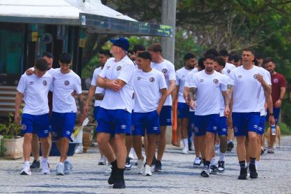Elenco do Lanús durante passeio na orla do Rio de Janeiro