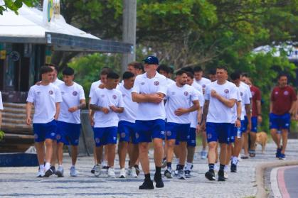 Elenco do Lanús durante passeio na orla do Rio de Janeiro
