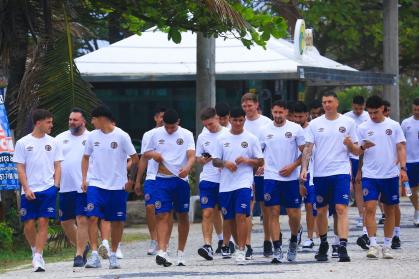 Elenco do Lanús durante passeio na orla do Rio de Janeiro