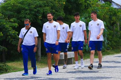 Elenco do Lanús durante passeio na orla do Rio de Janeiro