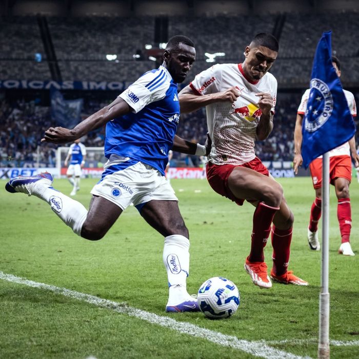 Bolasie em ação pelo Cruzeiro na partida contra o RB Bragantino