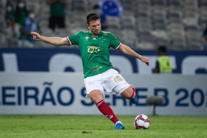 Eduardo Brock em ação com o terceiro uniforme do Cruzeiro em 2021