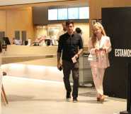 Dado Dolabella aparece com loira misteriosa em shopping do Rio de Janeiro