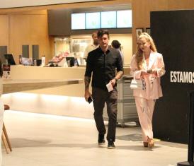 Dado Dolabella aparece com loira misteriosa em shopping do Rio de Janeiro