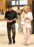 Dado Dolabella aparece com loira misteriosa em shopping do Rio de Janeiro