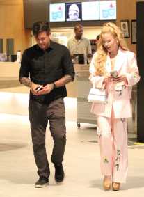 Dado Dolabella aparece com loira misteriosa em shopping do Rio de Janeiro