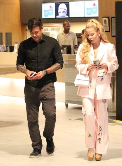 Dado Dolabella aparece com loira misteriosa em shopping do Rio de Janeiro