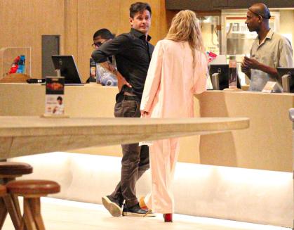 Dado Dolabella aparece com loira misteriosa em shopping do Rio de Janeiro