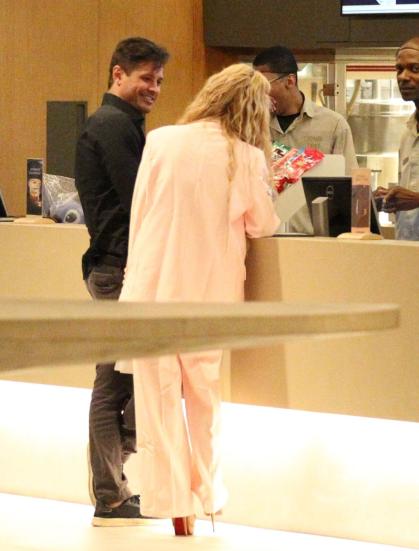 Dado Dolabella aparece com loira misteriosa em shopping do Rio de Janeiro