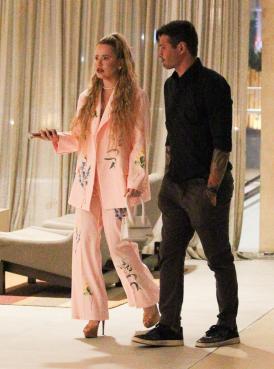 Dado Dolabella aparece com loira misteriosa em shopping do Rio de Janeiro