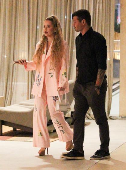 Dado Dolabella aparece com loira misteriosa em shopping do Rio de Janeiro