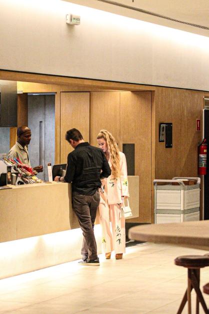 Dado Dolabella aparece com loira misteriosa em shopping do Rio de Janeiro