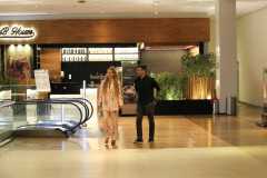 Dado Dolabella aparece com loira misteriosa em shopping do Rio de Janeiro