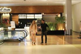 Dado Dolabella aparece com loira misteriosa em shopping do Rio de Janeiro
