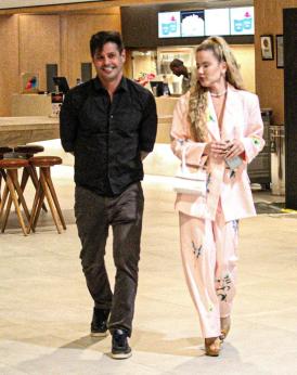 Dado Dolabella aparece com loira misteriosa em shopping do Rio de Janeiro
