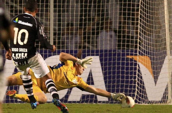 Cássio defende chute de Diego Souza, em Corinthians x Vasco Cássio defende chute de Diego Souza, em Corinthians x Vasco
