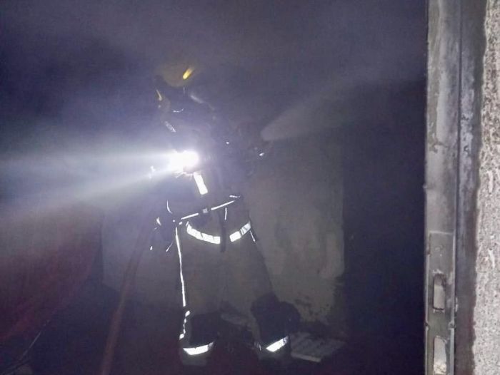 Bombeiros controlaram incêndio em residência no Bairro Dr. João Alves, em Montes Claros, sem vítimas, mas com suspeita de crime.