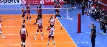 Gambá invade quadra durante partida de vôlei e assusta jogadoras