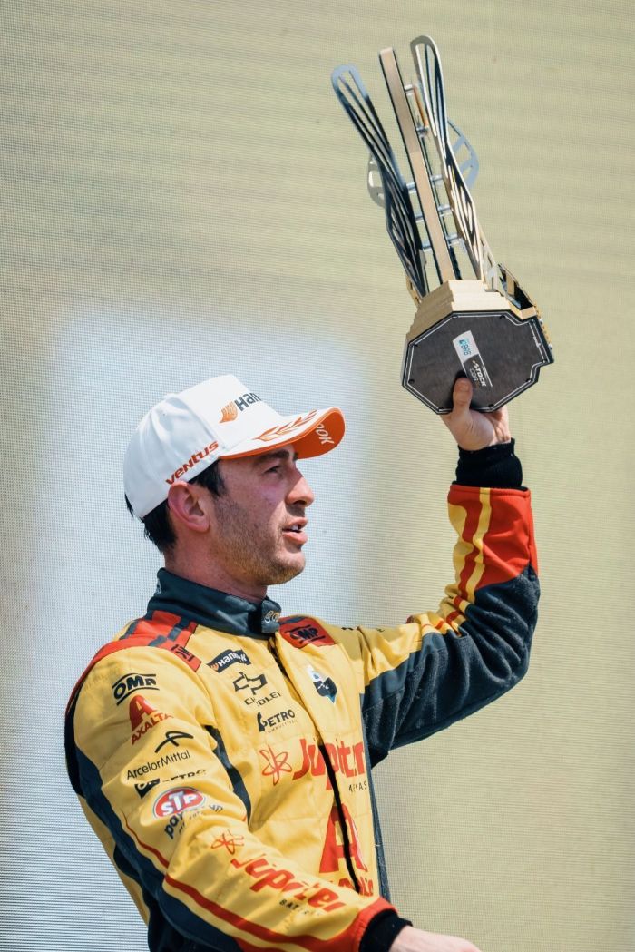 Gabriel Casagrande celebra pódio da corrida principal na oitava etapa da temporada 2025 da Stock Car