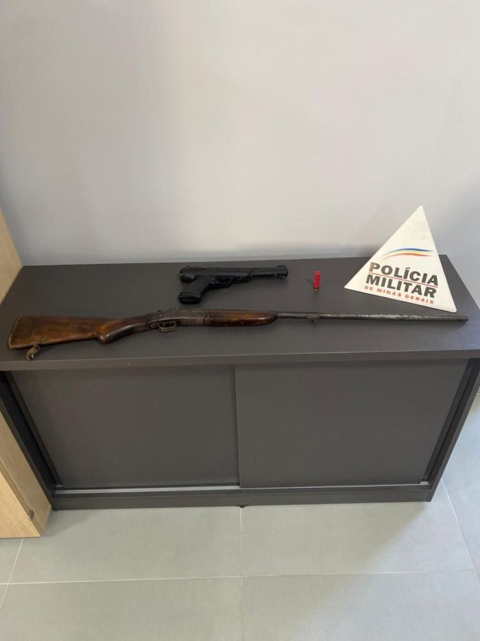 Espingarda e pistola apreendidas em Ipatinga