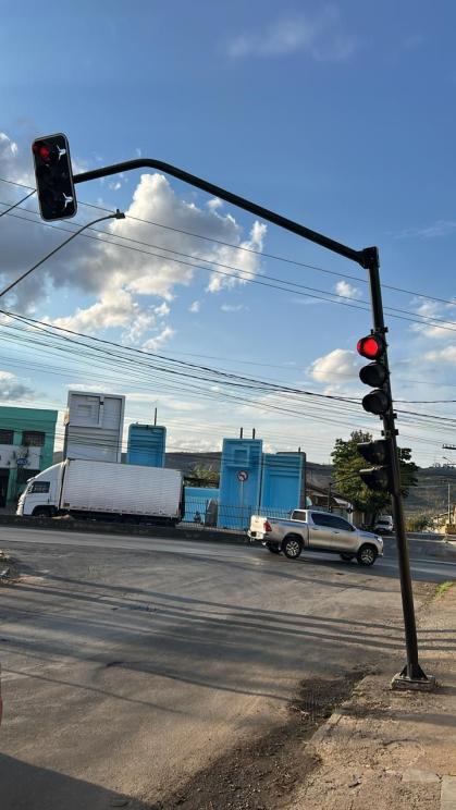 Após acidente, semáforo tem risco de queda em avenida movimentada de Sete Lagoas