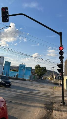 Após acidente, semáforo tem risco de queda em avenida movimentada de Sete Lagoas
