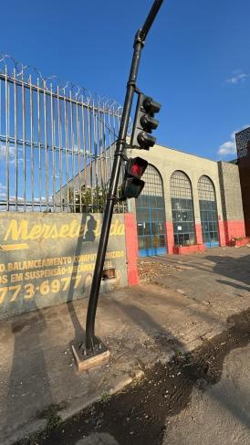 Após acidente, semáforo tem risco de queda em avenida movimentada de Sete Lagoas