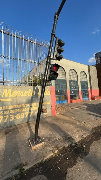 Após acidente, semáforo tem risco de queda em avenida movimentada de Sete Lagoas