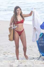 Bruna Marquezine e irmã aproveitam dia na praia