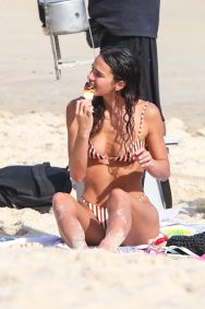 Bruna Marquezine e irmã aproveitam dia na praia