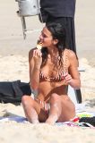Bruna Marquezine e irmã aproveitam dia na praia