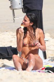 Bruna Marquezine e irmã aproveitam dia na praia