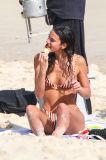 Bruna Marquezine e irmã aproveitam dia na praia