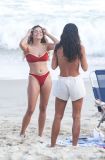 Bruna Marquezine e irmã aproveitam dia na praia