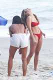 Bruna Marquezine e irmã aproveitam dia na praia