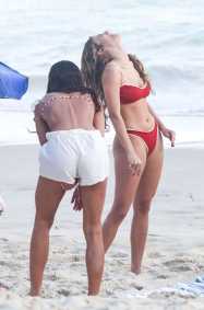 Bruna Marquezine e irmã aproveitam dia na praia