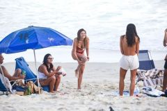 Bruna Marquezine e irmã aproveitam dia na praia