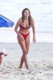 Bruna Marquezine e irmã aproveitam dia na praia