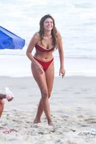 Bruna Marquezine e irmã aproveitam dia na praia