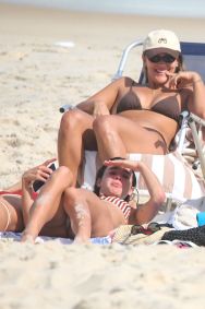 Bruna Marquezine e irmã aproveitam dia na praia