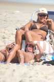 Bruna Marquezine e irmã aproveitam dia na praia