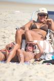 Bruna Marquezine e irmã aproveitam dia na praia