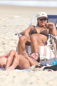 Bruna Marquezine e irmã aproveitam dia na praia