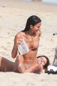 Bruna Marquezine e irmã aproveitam dia na praia