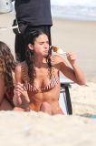 Bruna Marquezine e irmã aproveitam dia na praia